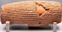 Os decretos que Ciro fez em matéria de direitos humanos foram gravados na língua acádica num cilindro de argila.